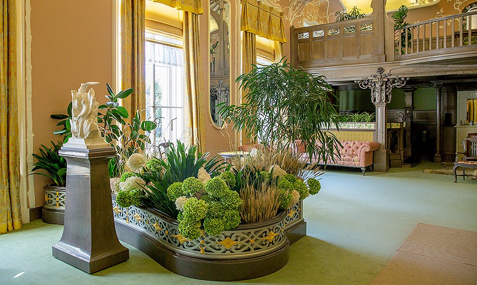 В залах Александровского дворца каждый месяц будут меняться цветочные композиции. Фото: Музей-заповедник «Царское Село»