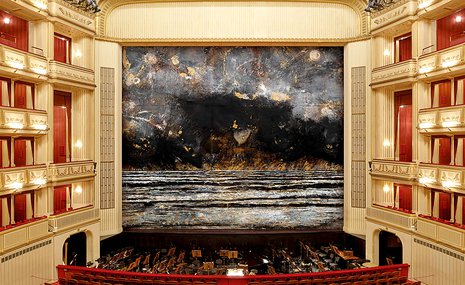До конца сезона в Венской опере прямо на занавесе показывают «Солярис» Кифера