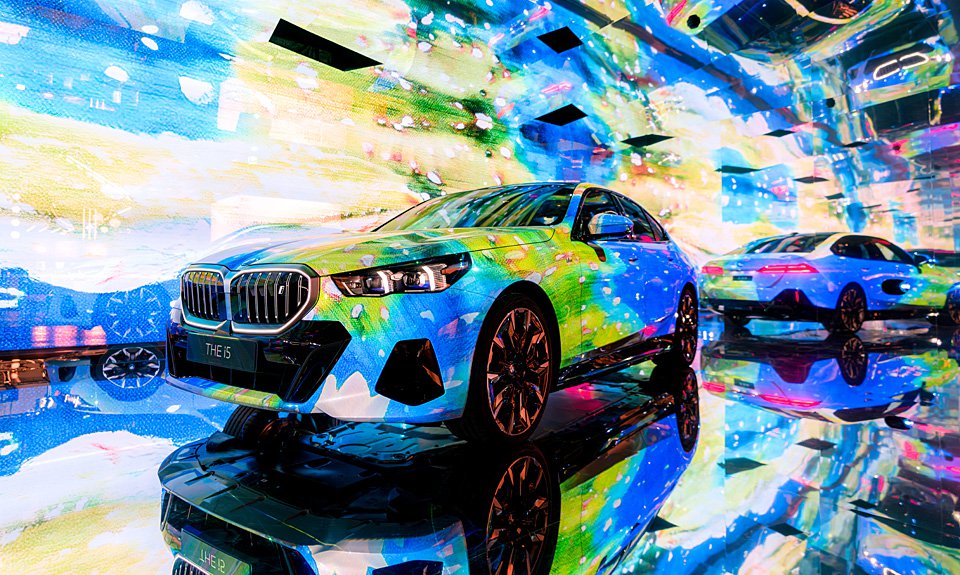 Презентация инсталляции Electric AI Canvas от BMW на ярмарке Art Basel. Фото: BMW