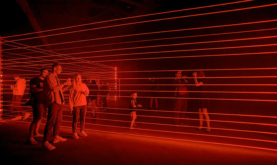 В каждой из четырех зон инсталляции A.R.R.C красные лазерные лучи образовывали свой динамический рисунок.  Фото: Фестиваль «Ночь заводов»