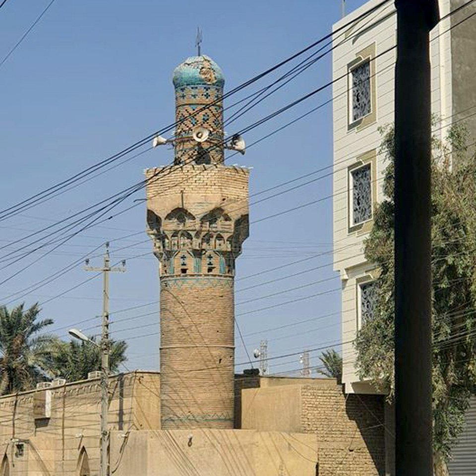 До недавнего времени минарет Сираджи был хорошо виден с прилегающих к нему улиц Басры. Фото: Aljazeera