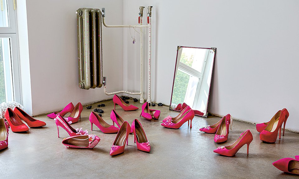 И инсталляции «Примерь мои туфли» на выставке «Опытная ячейка 13 16 45» (Дом Наркомфина, Москва, 2023) размеры туфель варьировались вплоть до 47. Фото: Архив художниц