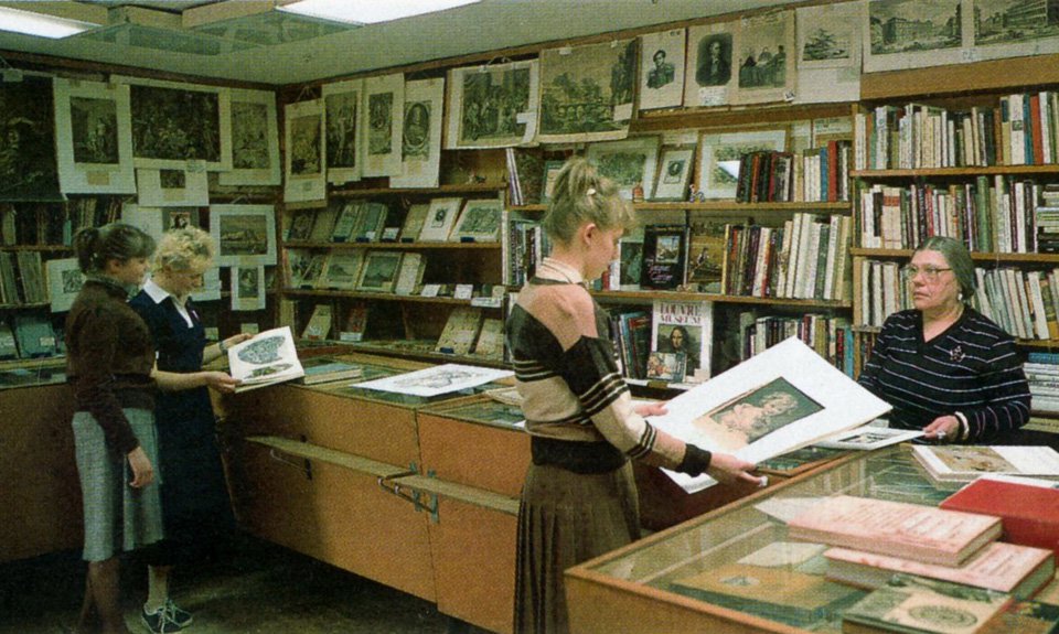 Магазин «Букинист» в Столешников переулке. 1986. Фото: Новое литературное обозрение