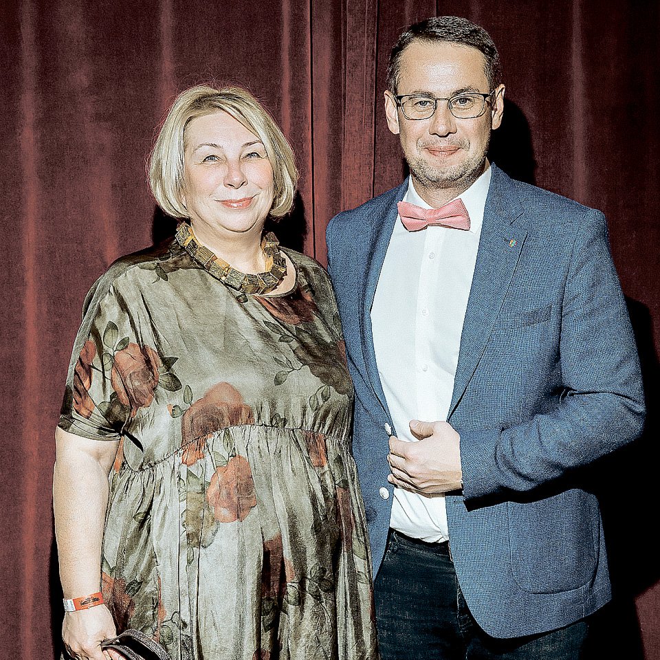 Марина Образцова, директор и основатель галереи Fine Art, и художник Юрий Уляшев. 2024. Фото: архив Юрия Уляшева