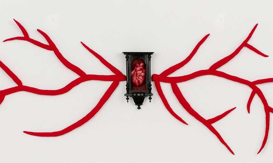 Центральный объект персональной выставки Алисы Горшениной «Коробка в форме сердца» во Vladey Space. 2023. Фото: Vladey
