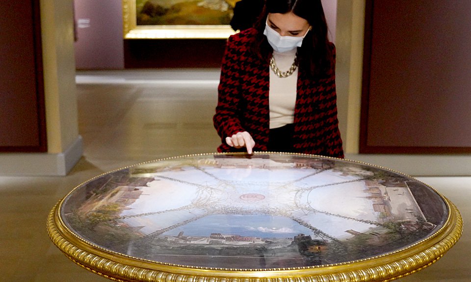 Стол с мозаикой «Сутки в Риме» Микеланджело Барбери на выставке «Гранд-тур. Мечта об Италии — от Венеции до Помпей» в Gallerie D'Italia (Милан). Фото: Gallerie D'Italia