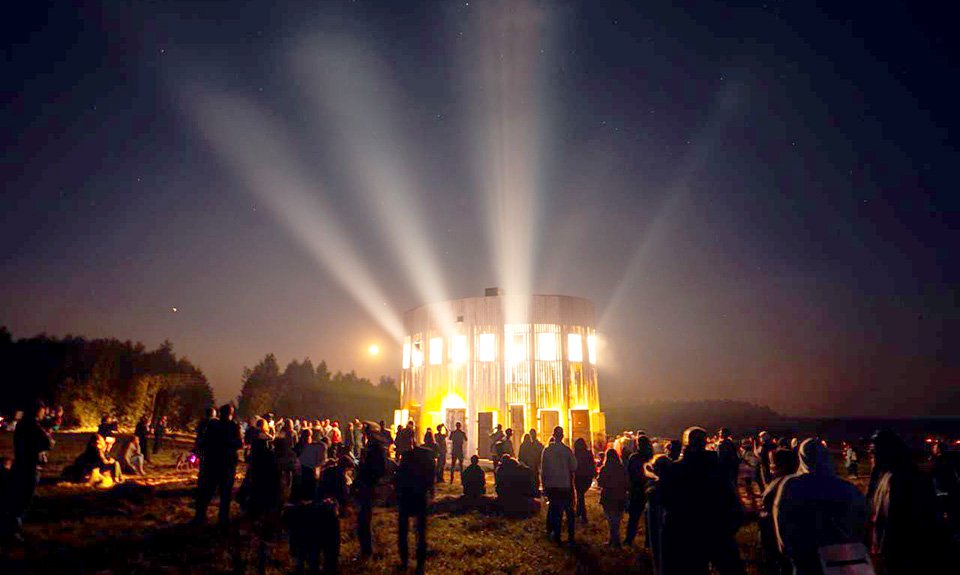Посетители фестиваля у «Ротонды» архитектора Александра Бродского. Фото: «Архстояние»