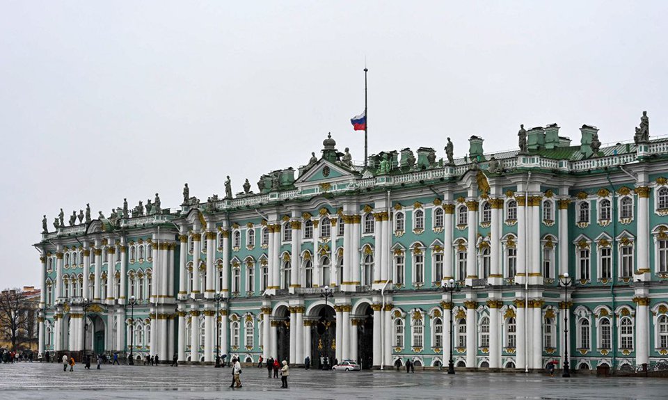 Еще до объявления национального траура на главном здании Эрмитажа приспустили флаг России. Фото: Государственный Эрмитаж