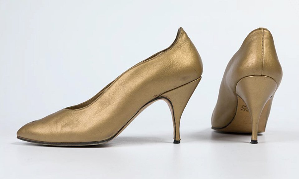 Туфли-лодочки из золотистой кожи с фигурным контуром верха. 1980-е. Фото: ГМИ СПб