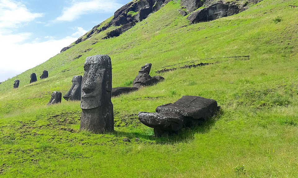 Древние статуи моаи на острове Пасхи. Фото: Alamy/Legion Media