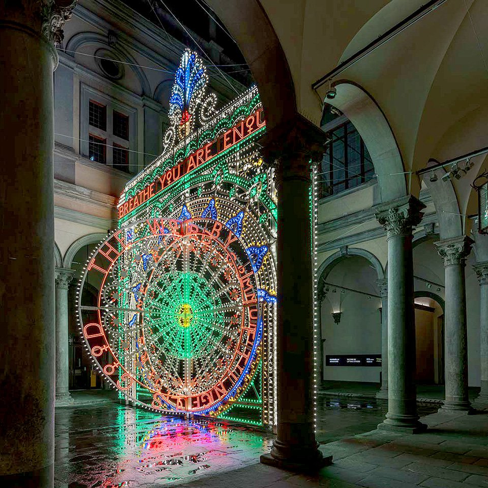 Инсталляция We rise by lifting others в Палаццо Строцци, Флоренция. 2020. Фото: OKNO Studio/Artist and Palazzo Strozzi Foundation