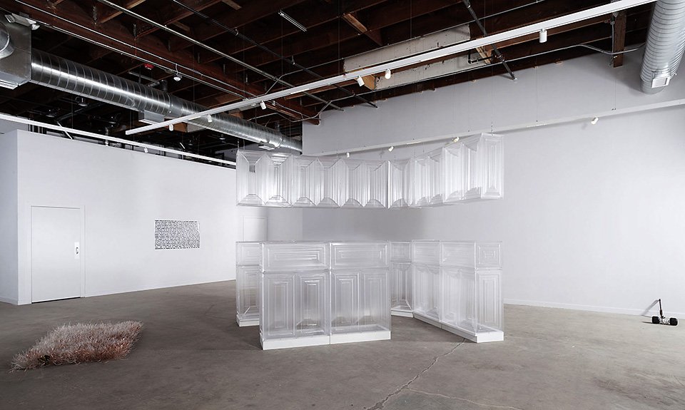 Работа Эмили Баркер на выставке «Построено в масштабе». Мурмурс, Лос-Анджелес. 2019. Фото: Murmurs, Los Angeles