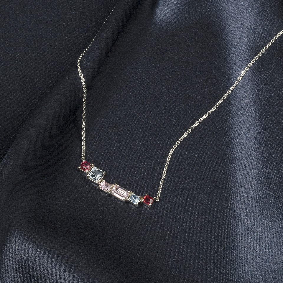 Колье из коллекции Gems со шпинелями пастельных оттенков. Фото: Perfectgreyproject