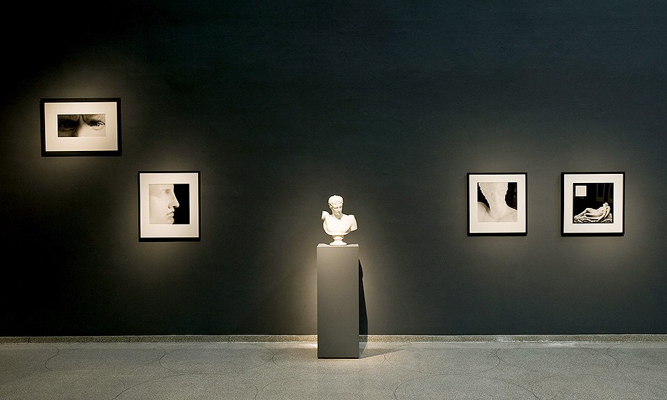Выставка «Роберт Мэпплторп и классическая традиция: фотографии и гравюры маньеризма» в Музее Гуггенхайма. 2005 год. Фото: Музей Гуггенхайма