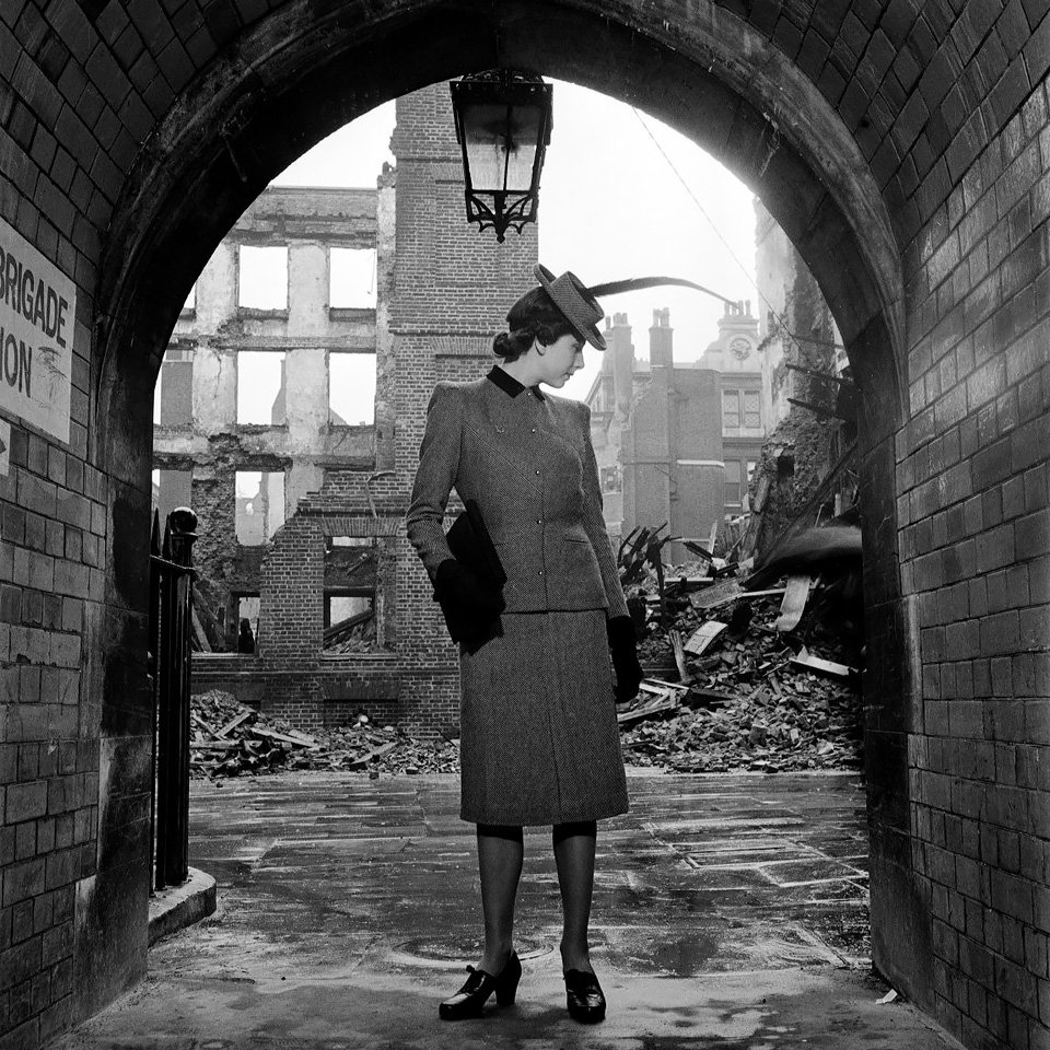 Ли Миллер. «Модель Элизабет Кауэлл в костюме Digby Morton». Лондон. 1941. Фото: Lee Miller Archives