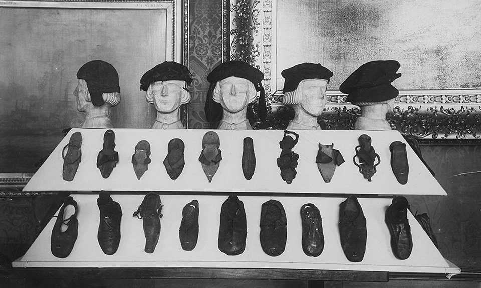 Неизвестный фотограф, снимок из публикации. Около 1912. «Костюмы, поступившие в Лондонский музей в Кенсингтонском дворце. Тюдоровские береты (верхний ряд) и обувь XV века (нижние ряды)». Фото: Museum of London