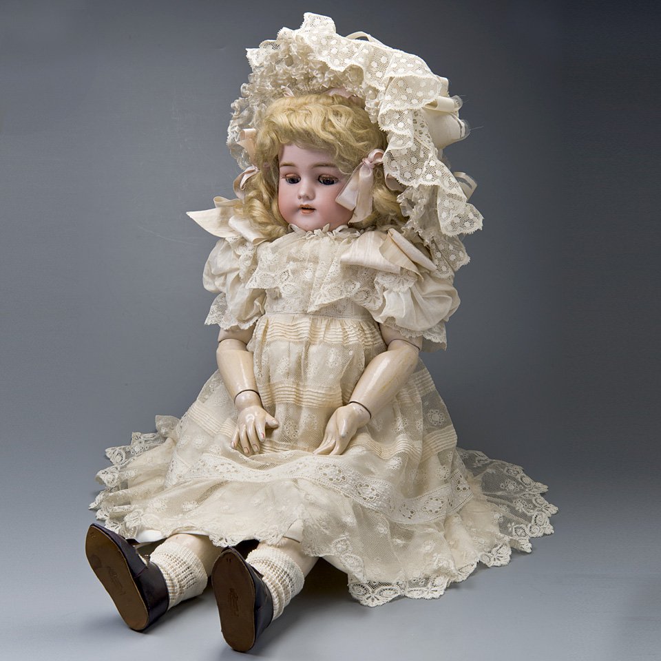 Кукла в батистовом платье на шелковом чехле. Франция. Голова: германия, фабрика Simon & Halbig. Начало ХХ в. Фото: Государственный Эрмитаж