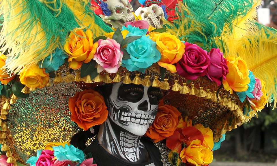 При полном параде: участник ежегодного празднования Дня мертвых. Фото: ULISES RUIZ/Getty images