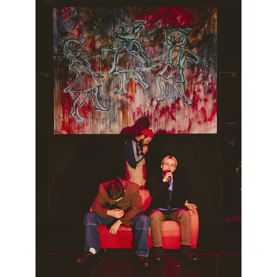 Актеры спектакля «Нур эскадрилья» на фоне работы Яна Рычего. Фото: Ира Полярная