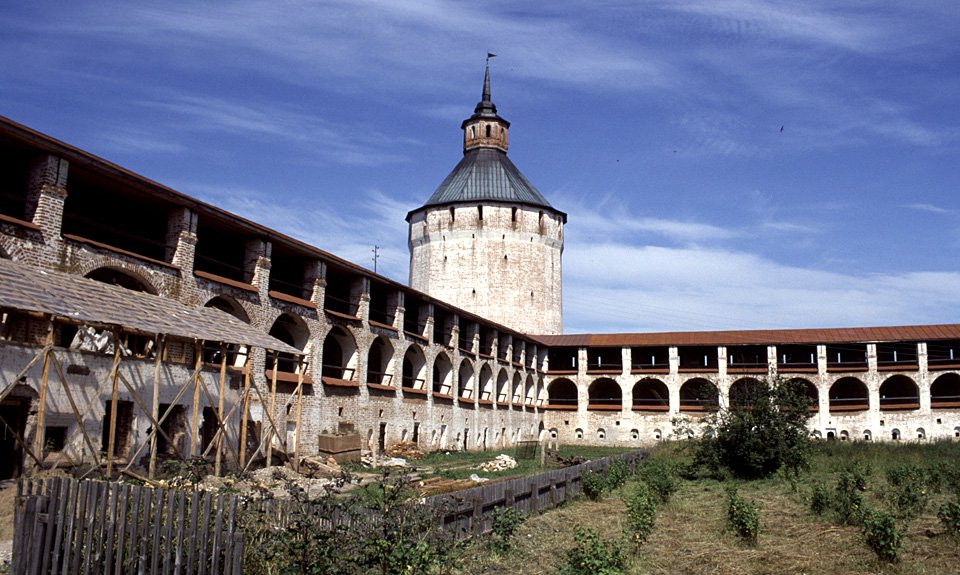 Стена, окружающая Кирилло-Белозерский монастырь в процессе реставрации. 2004. Фото: Wikimedia Commons