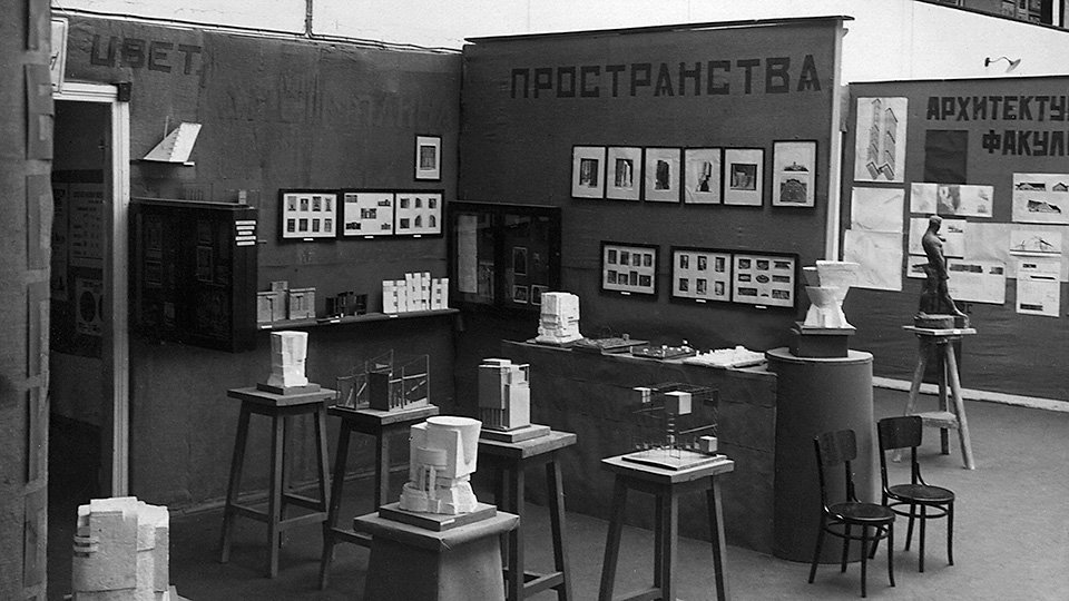Отчетная выставка студенческих проектов основного подразделения во ВХУТЕМАСе. 1928. Фото: Richard Saltoun Collection, London