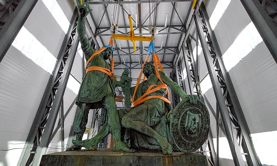 Процесс демонтажа памятника. Фото: Государственный исторический музей