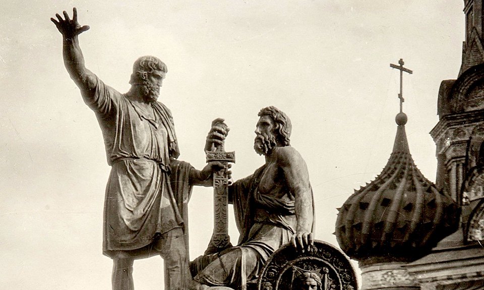 Памятник Минину и Пожарскому был установлен на Красной площади в 1816 году на народные средства. Фото: Государственный исторический музей