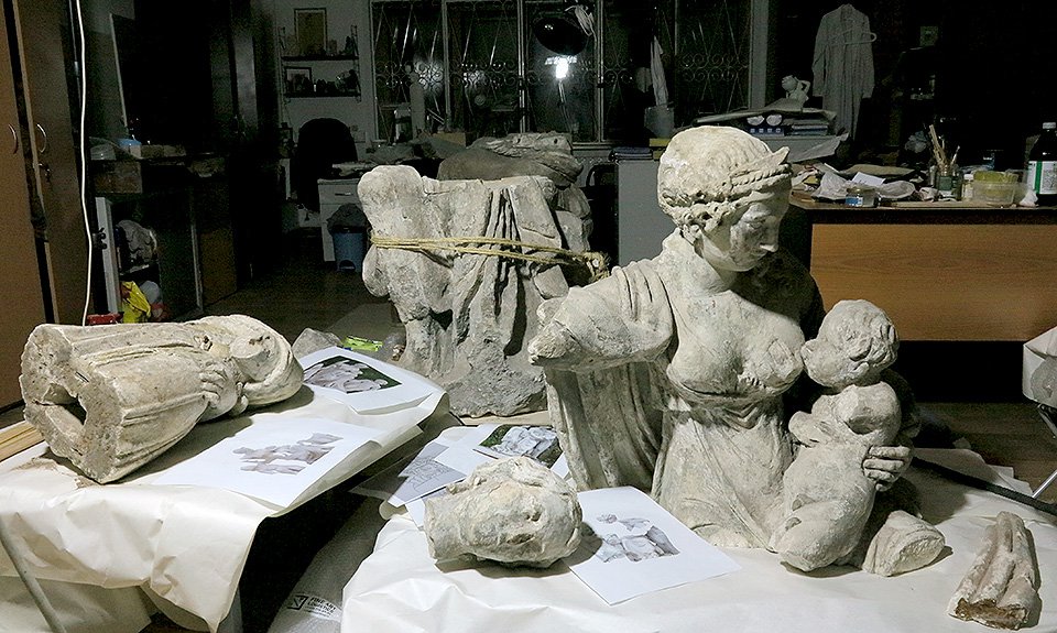 Скульптурная группа «Милосердие» в процессе реставрации. Фото: ВХНРЦ