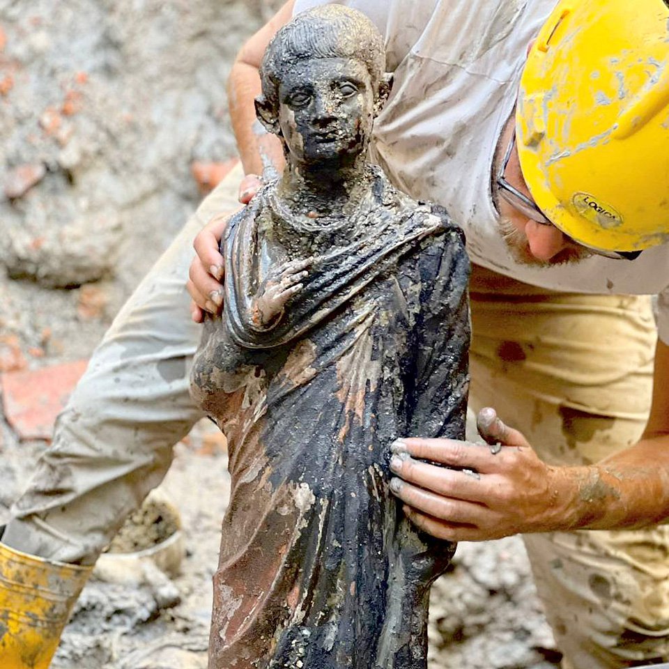 Одна из скульптур, обнаруженных при раскопках. Фото: Ministero della Cultura