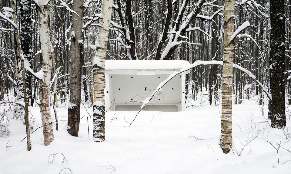 Инсталляция «Остановка», установленная в лесу в рамках «Загородных практик». 2020. Фото: архив художника