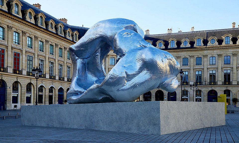 Урс Фишер установил огромную «Волну» на Вандомской площади. Фото: Paris+ par Art Basel