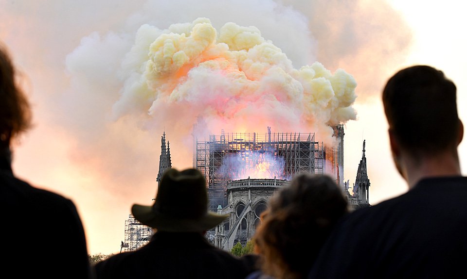 Пожар в соборе Парижской Богоматери произошел 15 апреля 2019 года. Фото: Julien Mattia/Le Pictorium Agency via ZUMA Press/ТАСС