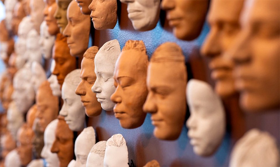 Фрагмент инсталляции «Лица Рут Асавы» в Центре искусств Канторов Стэнфордского университета. Фото: Andrew Brodhead