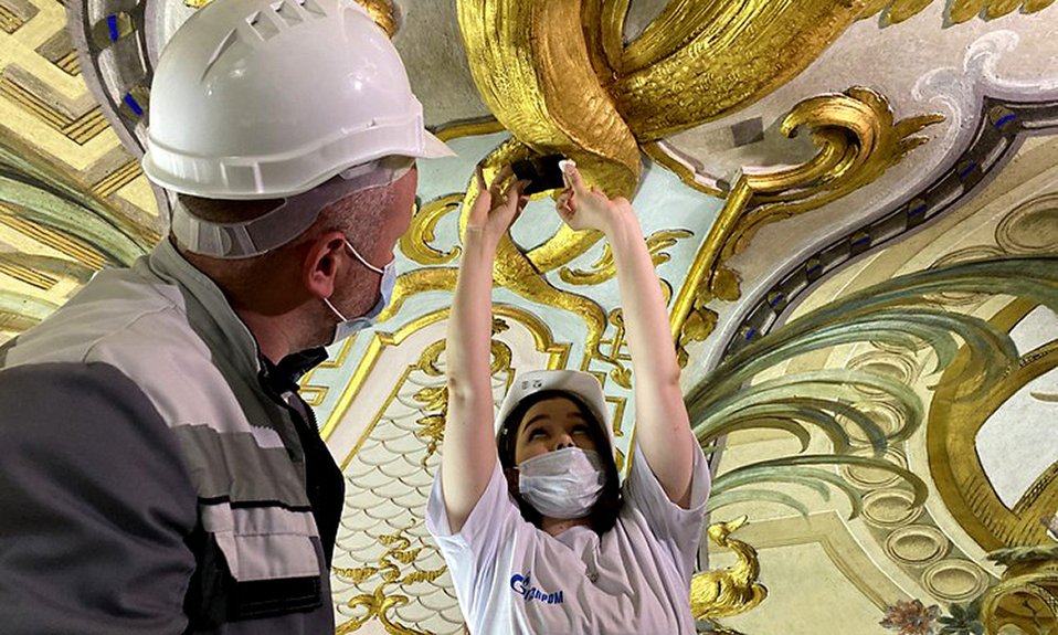 В рамках социального проекта «Друзья Петербурга» молодые реставраторы получают уроки мастерства. Фото: ПАО «Газпром»