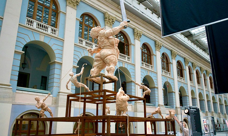 Скульптура Олега Кулика «Большая мать» на ярмарке «Арт Москва» в Гостином Дворе. Фото: Дмитрий Коробейников/ТАСС