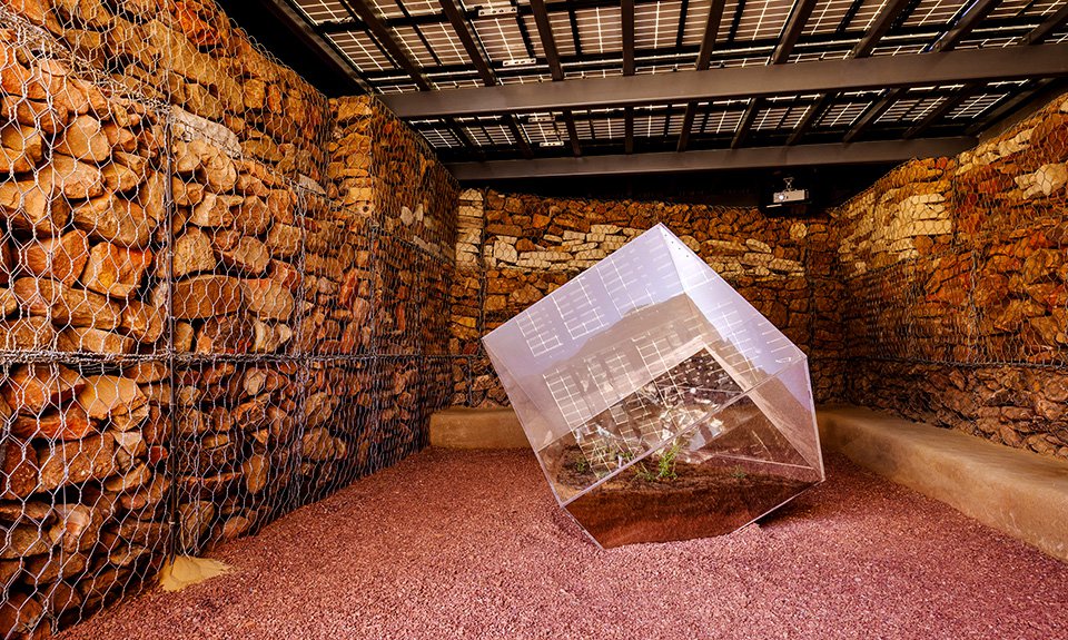 Работая на пересечении природы и технологий, Стефани Деумер создает подземный парник, снабженный солнечными батареями. Они аккумулируют энергию и передают ее растениям, которые таким образом могут расцвести и в пустыне. Фото: Desert Х