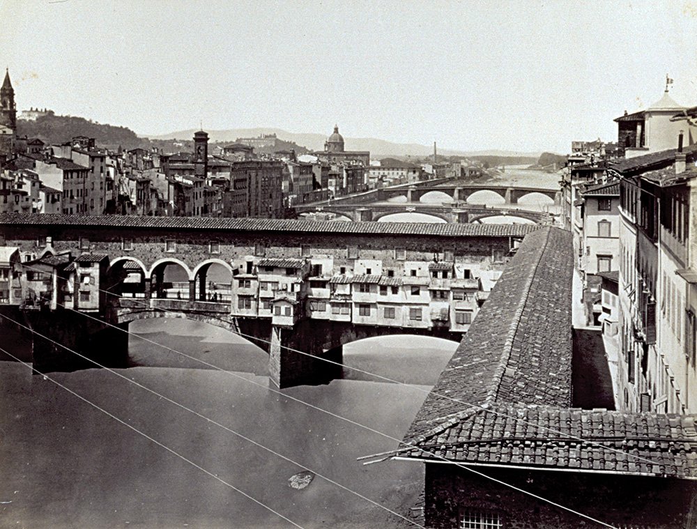 Коридор Вазари снаружи, между Уффици и дворцом Питти, проходящий по мосту через реку Арно. Около 1880. Фото: Eastnew