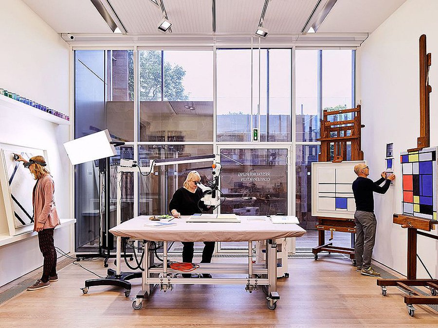 Исследование и реставрация полотен Пита Мондриана. Фото: Mondrian Conservation Project/Fondation Beyeler