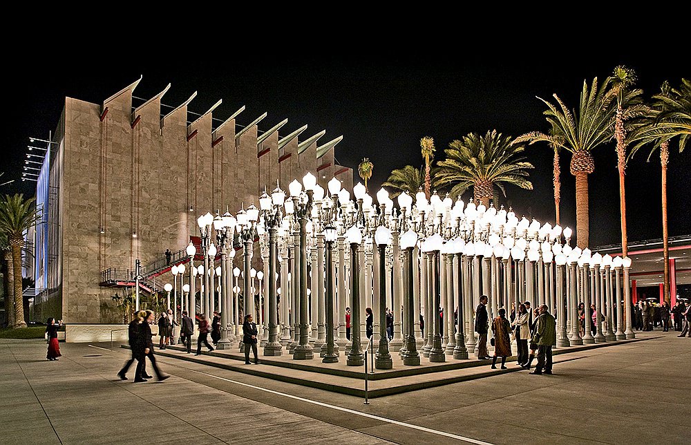 Художественный музей округа Лос-Анджелес (LACMA). Инсталляция Криса Бурдена «Городской свет» / Courtesy of Chapman University