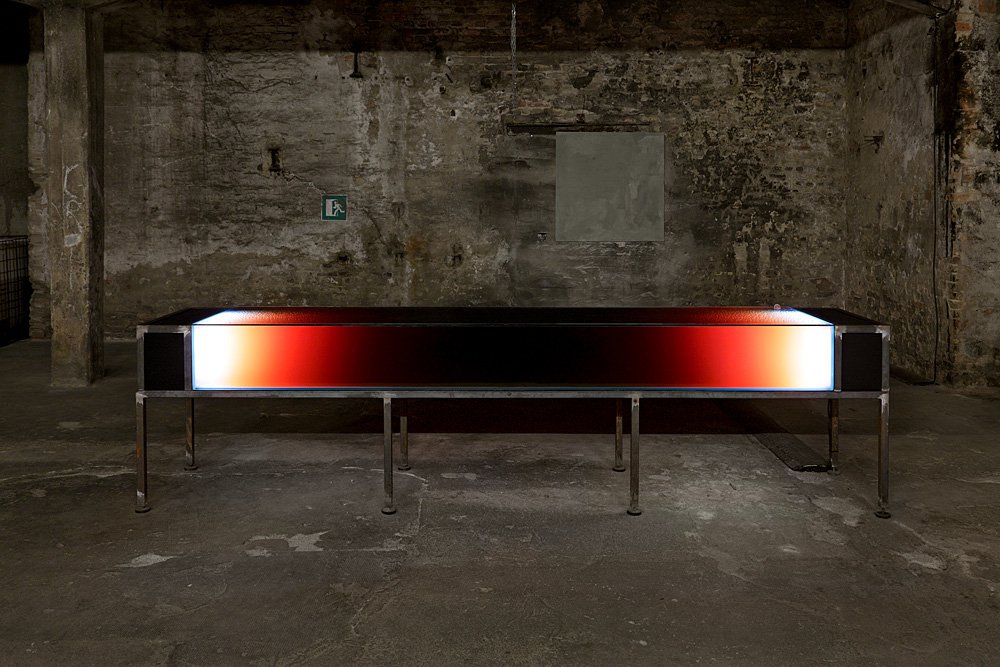 Sarah Schönfeld: Hero’s Journey (Lamp), 2014, Stahl, Glasvitrine, Urin, Licht, Privatsammlung,© Sarah Schönfeld