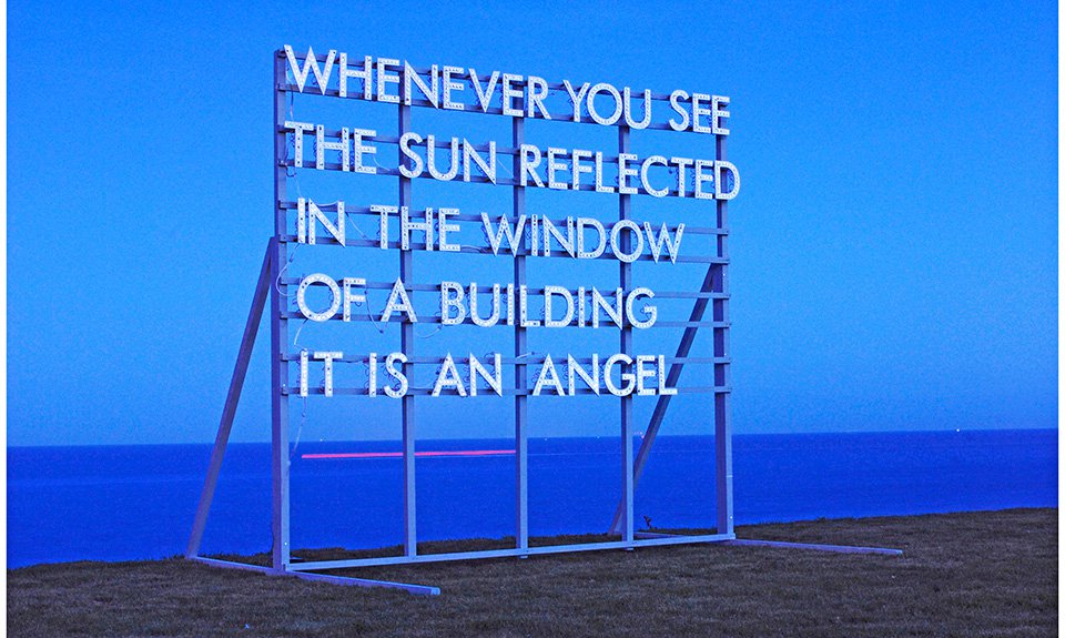 Инсталляции с лампами на солнечных батареях Роберта Монтгомери призывают беречь мир вокруг. Фото: Madisson Gallery
