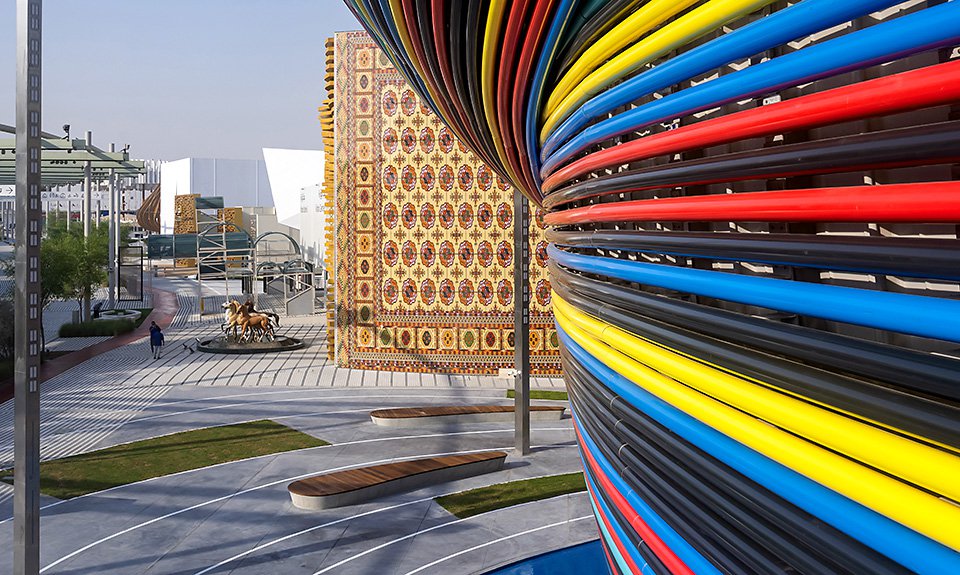 Внешняя оболочка павильона состоит из множества переплетенных разноцветных трубок-нитей. Фото: Илья Иванов