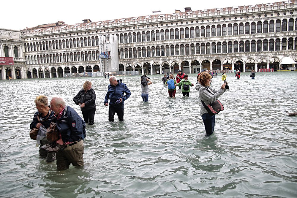 Некоторые музеи закрылись из-за повышения уровня воды до рекордных 156 см. Фото: Mirco Toniolo/Ropi via ZUMA Press / TASS