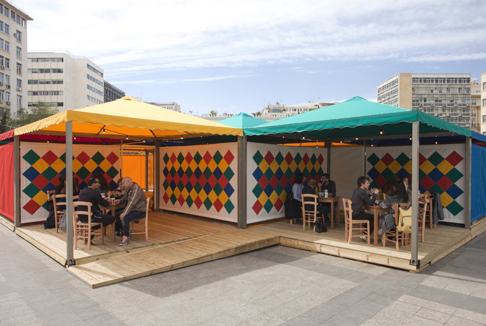 Рашид Араен. «Обмен еды на мысли». 2016–2017. Kotzia Square, Athens, Documenta 14. Photo: Yiannis Hadjiaslani