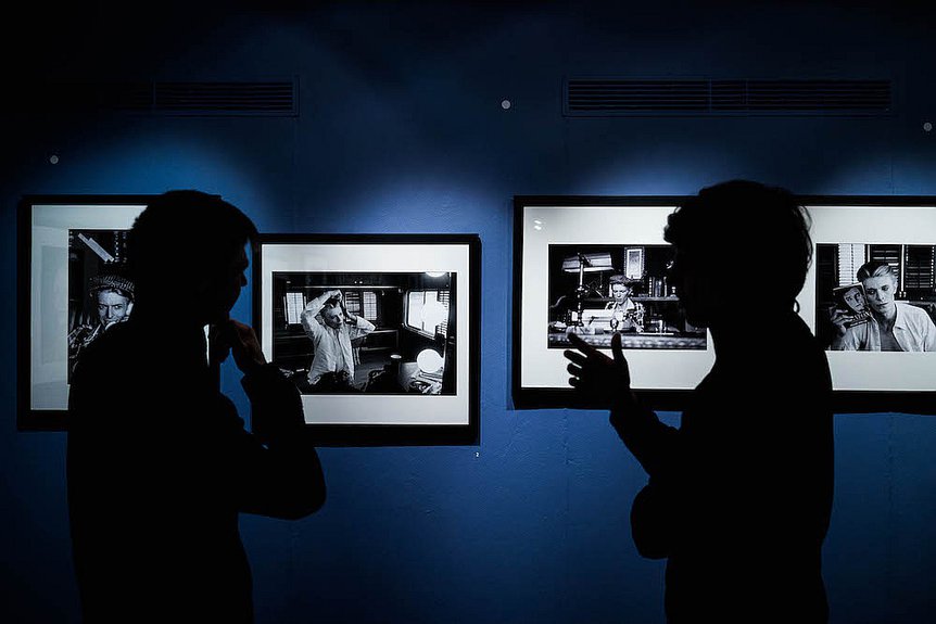 Выставка «Дэвид Боуи. Человек, который упал на Землю» в Центре фотографии им. братьев Люмьер. Фото: Геннадий Авраменко