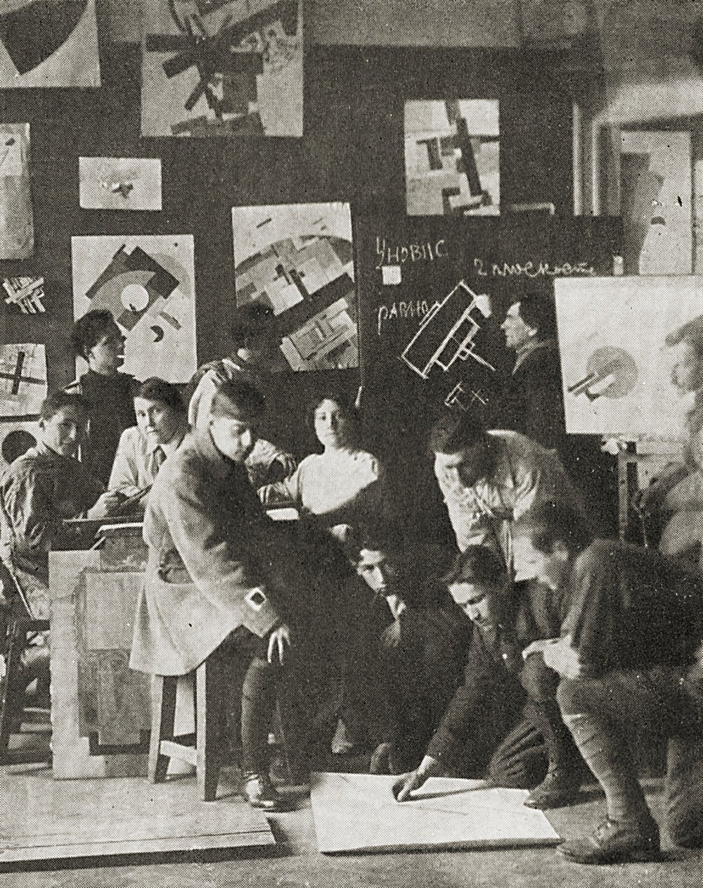 Казимир Малевич со студентами Уновиса в Витебске в 1925 г. Фото: Музей истории Витебского народного художественного училища