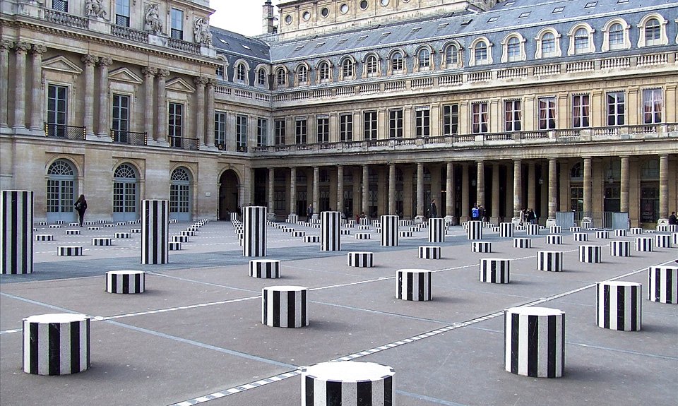 Даниель Бюрен. «Два уровня». 1986. Внутренний двор дворца Пале-Рояль, Париж, Франция. Фото: Wikimedia Commons