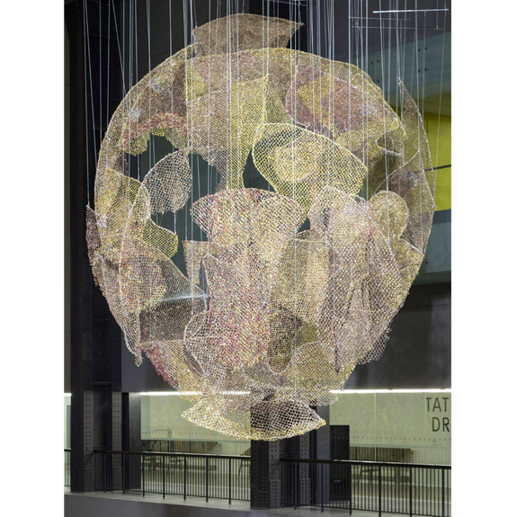 Фрагмент инсталляции Эль Анацуи «За красной луной» («Act II The World») в Турбинном зале Тейт Модерн. 2023. Фото: Joe Humphrys/Tate