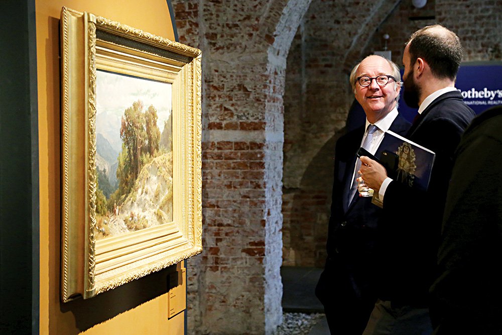 Председатель «Sotheby’s Россия и СНГ» лорд Марк Полтимор на предаукционной выставке в Москве. Фото: Екатерина Вагнер