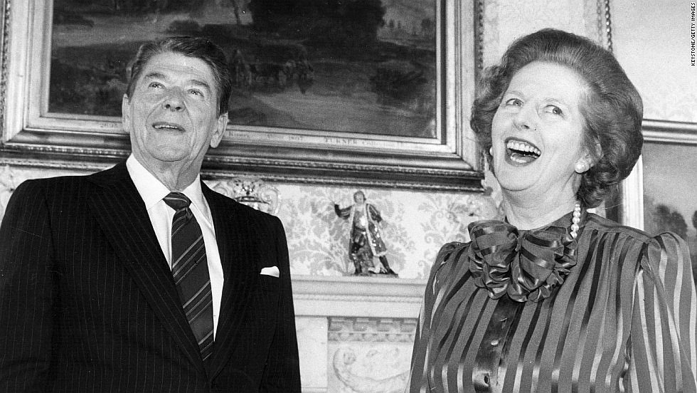 Премьер-министр Маргарет Тэтчер принимает президента США Рональда Рейгана на Даунинг-стрит в 1984 г. На выбранных ею портретах были изображены исключительно мужчины, в том числе Георг II кисти Шаклтона. В числе отвергнутых оказался портрет Уинстона Черчилля, написанный Уолтером Сикертом. Фото: KEYSTONE / GETTY IMAGES